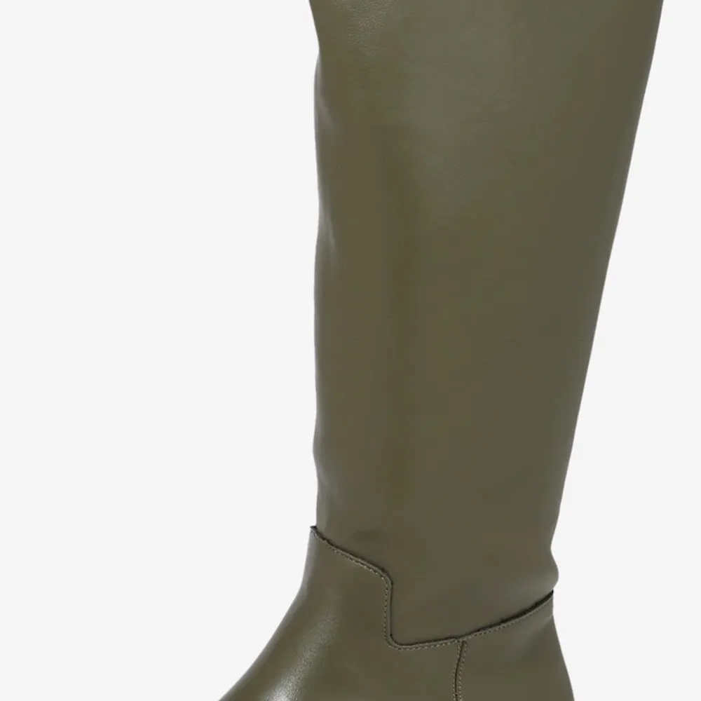 säljer mina gröna boots som är slutsålda på ginatricot, köpta för 699 och säljer för 450 🤍🤍. Skor.