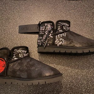 Replay skor - Låga replay skor med fodrat innehåll som är oanvända. Jag har själv storlek 37-38 och tycker att de är lite stora för mig. Priset ligger på 300 men buda gärna!