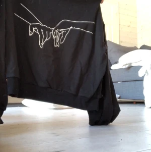 Hoodie med tryck på ryggen - Används inte, tvättas innan postningen, kan byta men då måste du betala frakten. Jag betalar inte frakten. Priset kan förhandlas vid affär inom 12 timmar