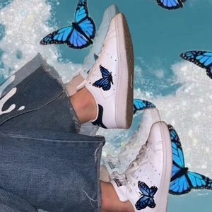 Butterfly stan smith sneakers - 🦋 Ett par vita stan smiths med svarta detaljer. Jag har målat fjärilarna på dem själv med vattentät läderfärg. De är i förvånansvärt bra skick men ej sprillans nya🥰 supper trendiga och matchar till allt✨🦋