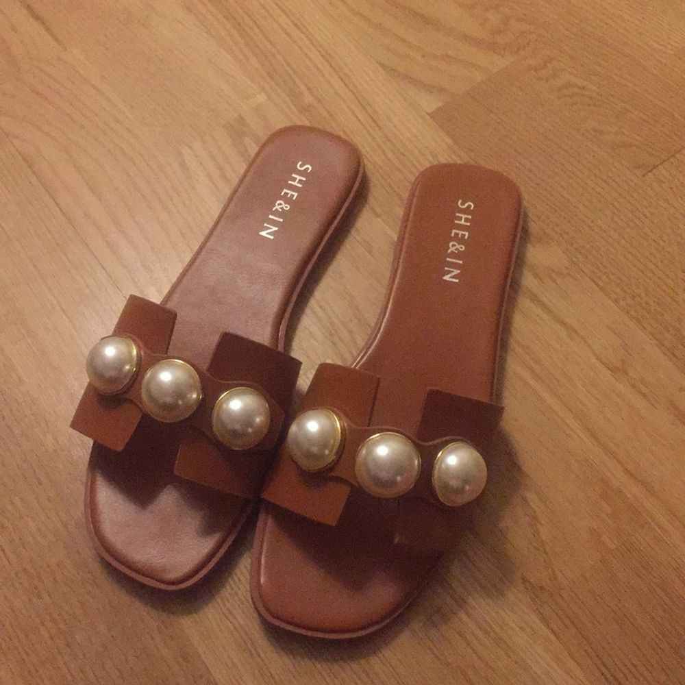 Sandaler från Shein. Ett par är använda, dem andra helt nya. 100 kr styck💗. Skor.