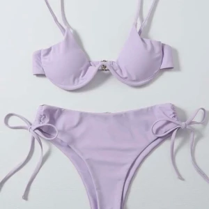 bikini - Super fin bikini från shein i en lila färg med högmidjade trosor. Förliten för mig tyvärr. I storlek L men som en S. skulle säga 75 a-b. bud från 100kr + frakt. endast testad. budgivningen avslutas 18/2 💛AVSLUTAD💛