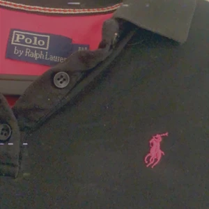 Polo ralph Lauren skjorta? - En skjorta i svart och rosa från polo Ralph lauren, är en L men är som en S eller M. Skriv för mer imformation. Priset är 95