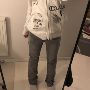 Balla jeans! - Säljer dessa gråa lågmidjade jeans då de tyvärr är lite långa på mig, innerbenslängden är ca 85 cm, men är gjorda så att man kan sprätta upp de runt 8 cm till🤠 Frakten ingår i priset, kontakt mig gärna vid frågor!!☺️ 