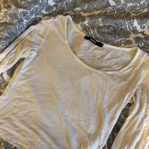 Topp - Topp från Bik Bok använd Max 3 gånger. Fint skick. Pris kan diskuteras 💖 passar även XS