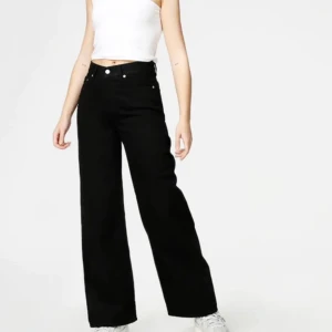 Svarta vida jeans - Säljer mina svarta jeans från junkyard, nypris 499 jag säljer för 150+frakt (79kr)❤️ storlek 26, motsvarar ish 32