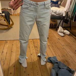 BYTA?? - Köpte dessa jeans på Plick i veckan men dom är tyvärr för stora!!! Om nån har de i storlek 38 och skulle vilja byta eller sälja till mig vore det super snällt!!! 🙏🙏🙏 Det är ljusa raka jeans från zara med slits nertill i storlek 40 💕💕✌️