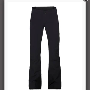 Peak performance skidbyxor - Säljer mina fina skidbyxor som är i väldigt bra skick. De är slutsålda på många ställen och sitter väldigt fint på. Skriv privat för fler bilder osv. Nypriset ligger på 2 500kr i dagsläget❤️