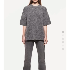 Jeans  - Säljer dessa helt nya slutsålda lågmidjade jeans från zara! Storlek 40 men skulle säga 38/36 beroende på hur man vill ha dom och dom är små i storlekarna! Somsagt helt nya, buda!💓