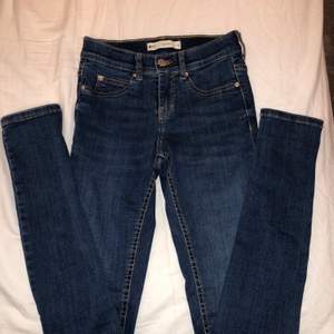 Mörkblå lågmidjade jeans från gina tricot strl xs        Aldrig använda                                                                Frakten är medräknad i priset