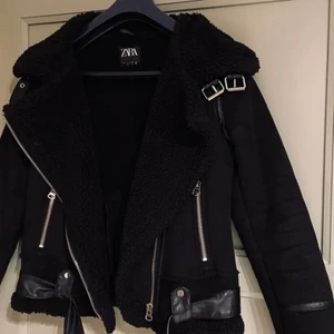 Zara jacka - Lånad bild, LIKNADE JACKA, frpn zara köpte fel jacka❤️ jackan är i bra skick 