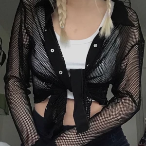 svart mesh topp (fishnet)  - storlek M! lamna bud! gratis frakt ❤️❤️