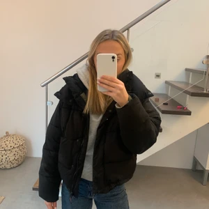 Svart puffer jacket - Köptes till förra vintern för 999kr på Urban outfitters. Väl använd men i bra skick bortsett ifrån ett hål på insidan! Frakt betalas själv💕