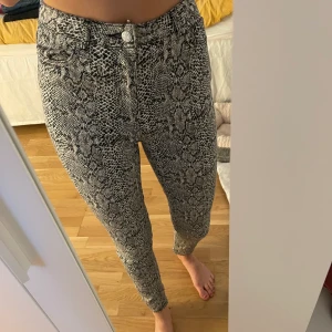 Jeans med snakemönster - Ascoola jeans från nakd med ormmönster. Lite korta på mig som är 175 cm lång,m. Jättestretchigt material!🥰