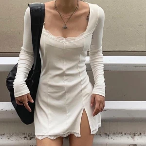 Lace Mini Split Dress - Angelfits - Så snygg vit klänning från Angelfits i storlek S. Köpt nyligen men för liten storlek. Aldrig använd i perfekt skick! Köpt för kring 500 kr. Köparen står för frakt!❤️ Buda i kommentarerna!❤️ 