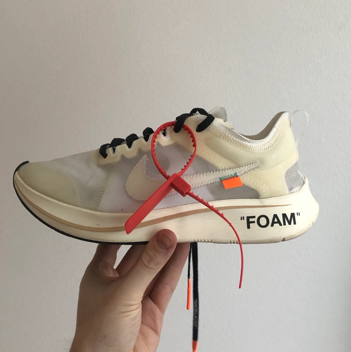 OFF WHITE x NIKE ZOOMFLY