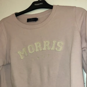 Morris tröja  - Säljer min ljus rosa Morris tröja! Det är en S men passar M oxå! 100kr+ frakt.