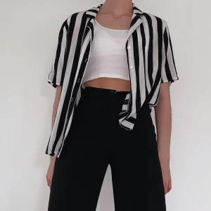 Randig skjorta  - As ball randig skjorta! Mycket sparsamt använd och utan några skavanker. Jag är en xs-s i storlek. Frakt tillkommer!