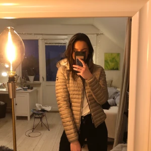 Colmar dunjacka  - Perfekt vårjacka från colmar i jättefint skick. Sparsamt använd i modellen ladies light down jacket, nypris 3500.💖