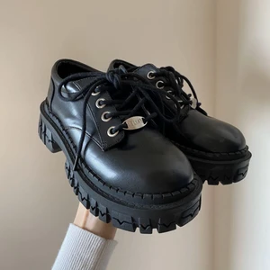 Oanvända delias Oxford skor - Storlek 39-40. Säljer pga de var för stora för mig så helt oanvända, lådan ingår.