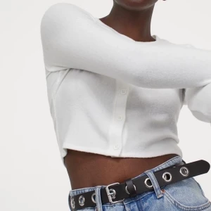 Koft topp hm - Säljer denna trendiga kofttopp från hm, nästan oanvänd. Skriv för mer bilder💗