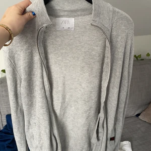 Tröja  - Tröja med dragkedja. Använd en gång