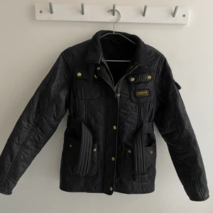 Barbour jacka  - Nästintill oanvänd Barbour jacka köpt hos Kids Brand Store. Storlek 146/152 men passar mig perfekt som är en storlek XS. 