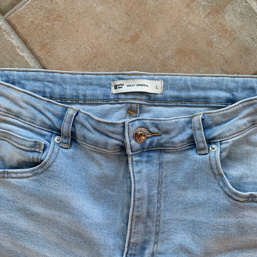 Super snygga jeans från Gina tricot i populära modellen Molly original💕  Storlek L men passar M om man ville ha de lite mer ”baggy”   Knappt använda så i nyskick.  Hittar inte denna färgen på deras hemsida så tror det inte finns längre.. Jeans & Byxor.