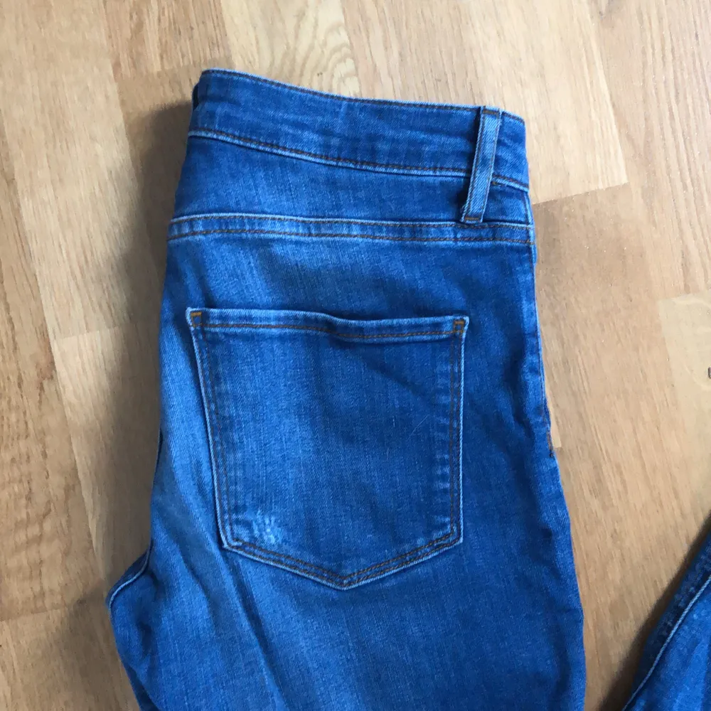 Blåa utsvängda jeans från zara. Köpare står för frakt.. Jeans & Byxor.