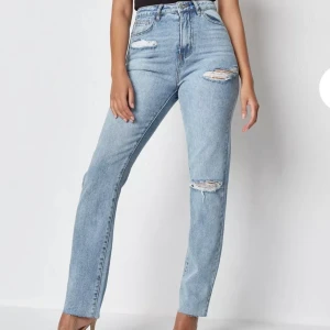 Jeans med slits - Säljer nu två helt nya par jeans som olyckligtsvis inte passar mig. Då leveransen strulat osv så har jag inte ork att skicka tillbaka de. Märket är från missguided. Jeans nmr 1 = strl 36, Jeans nmr 2 = strl 38 långa i benen, 350 kr st eller 600 båda