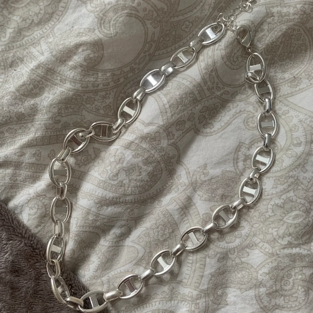 Silver halsband, 40kr och köparen står för frakt. Accessoarer.