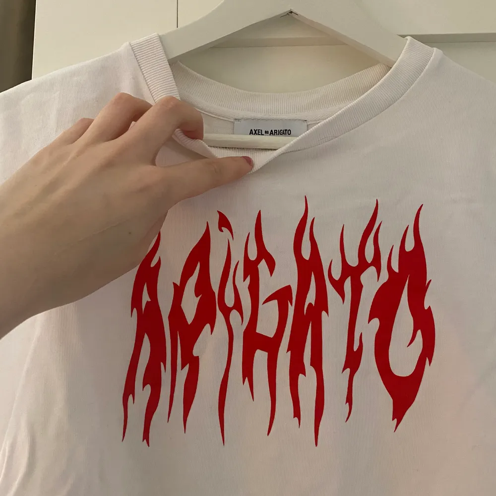 T-shirt från Arigato, liten i storleken. Frakt tillkommer 💞. T-shirts.