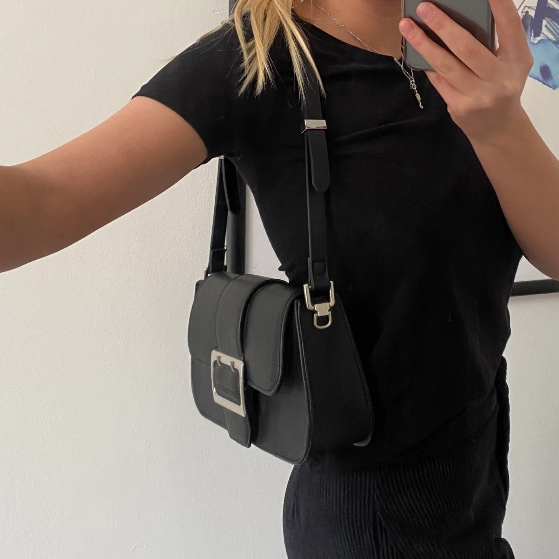 Svarta väska med silvriga detaljer - 90