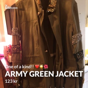 Army green jacket - En One of a kind to die for sjukt snygg & cool jacka som aldrig kommit till användning alls för mig, jackan är i nyskick endast prövad, storleksmässigt passar den allt från s-l beroende på hur man vill att den ska sitta, då jackan inte längre finns att köpa och jag heller inte hittar mer info om den lägg ett rimligt bud , köptes på rea för 2899 kr ,tveka inte att skriva om du har frågor eller för fler bilder ❤️ obs (annonsen ligger även uppe på Tise)