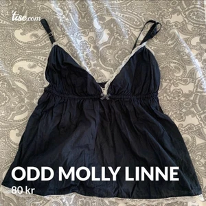 marinblått linne från odd molly - marinblått linne från odd molly passar s-m, 80kr+frakt eller högre bud i kommentarerna 