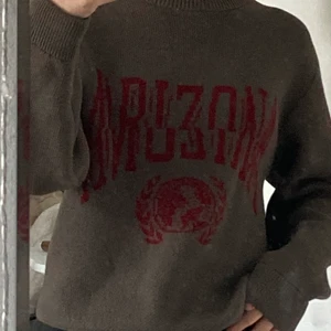 brun stickad tröja - säljer denna bruna stickade träjan med röda röd text från weekday. Andvänd 1 gång, i nyskick och köpt för 500kr💕💕 vid fler intressen budgivning💞 storlek S men sitter overzised 