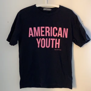 Calvin Klein T-shirt  - Lite oversized t-shirt från Calvin Klein Jeans. Storlek S. 