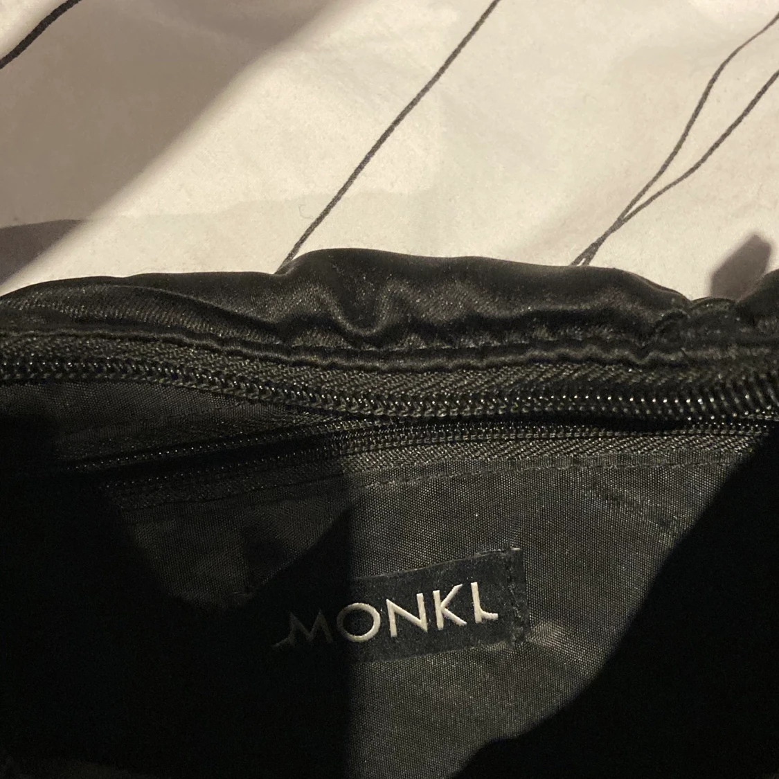 Svart axelväska från monki - 91