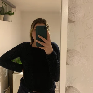 Stickad tröja - Superfin stickad marinblå tröja i XS från Only! Den är lite genomskinlig (på bilden) och har en dragkedja i ryggen, superfin men för liten för mig😥 köparen står för frakt💕