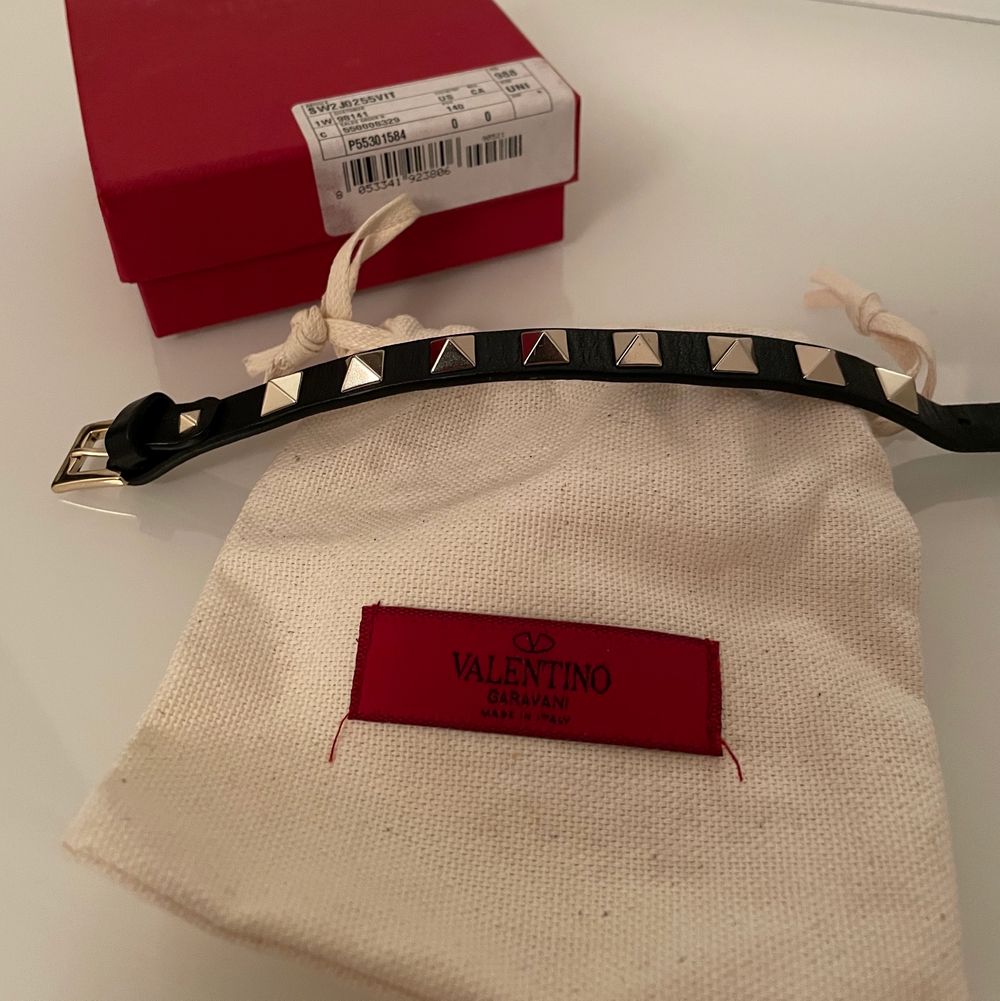 Säljer mitt coola Valentino armband, armbandet är svart med silvriga nitar på. De tillkommer en dustbag samt extra nitar. Det är knappt använt, finns inga defekter, som helt nytt. Mycket bra skick! Kvitto finns! Nypris: 2000kr Spårbart frakt 📦. Accessoarer.