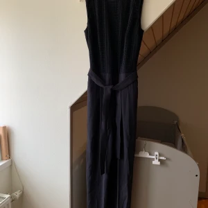 Hugo boss jumpsuit/byxdress - En jättefin jumpsuit i storlek 38. Passar utmärkt till det lilla extra tillfället 🥰 bara använd en gång. Skickar spårbart & bjuder på det 🙏🏻
