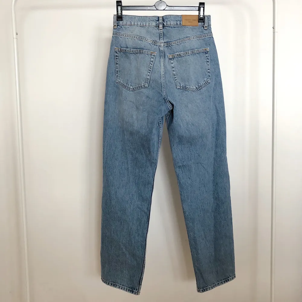 Raka högmidjade jeans från Gina tricot i modellen 90s high waist jeans. Storlek 36. Fint skick! Frakten på 60 kr ingår i priset.. Jeans & Byxor.