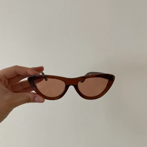 WERA solglasögon🧡 - Brun/ Mörkröda solglasögon från WERA. Aldrig använda. Köpta på Arkivet förra sommaren🧡 (tillkommer inget fodral)