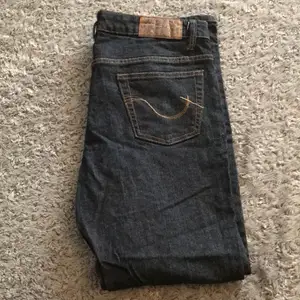 Jeans i storlek 32/30, fint skick knappt använda