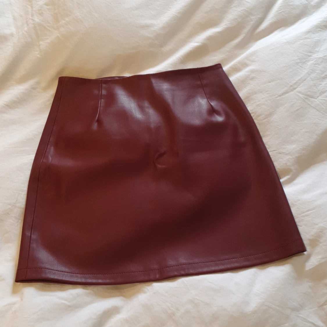Vinröd skinnkjol i storlek S