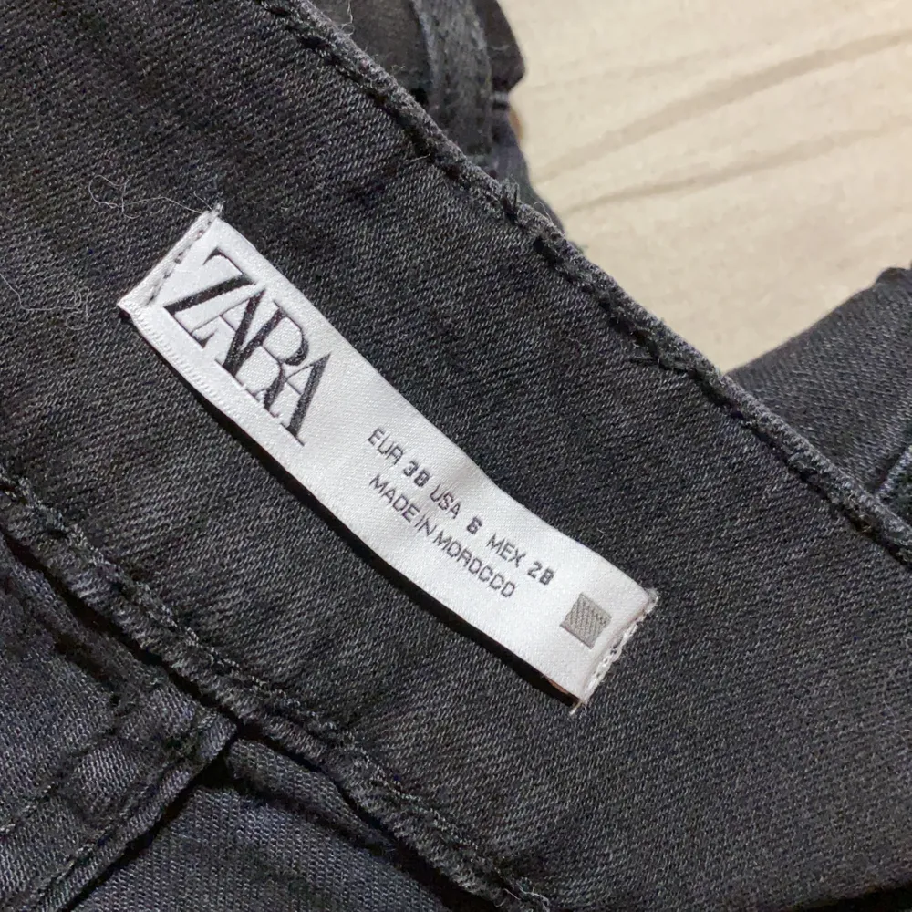 Hej 👋🏼 säljer de super sköna Zara jeans som jag hade på mig kanske tre gånger. Köpte snabbt och har knappt använd pga inte riktigt min stil 😩 Storlek står som 38, men jag har 34 och passar nästan perfekt. Om Du vill se mer bilder på saker eller snacka om priset det är bara skriva. Är öppet för allt ✨ Lägsta bud: 90. Jeans & Byxor.