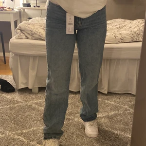 90s high waist jeans - jeans från gina tricot. köpta för ca 6 månader sen och aldrig använda pga tröttnat på färgen. köparen står för frakt!!💓💓 jag är 167cm!! Högsta bud: 260 + frakt!!