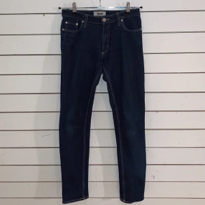 Mörkblåa Acne jeans!! - Jeans från Acne i gott skick! Riktigt bra basjeans! Jag är 170 cm lång 💙💙 Köparen står för frakten! 