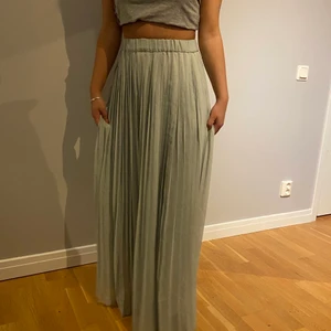 Kjol från Hm - Jätte fin lång grön kjol från H&M, storlek M men passar en S, jätte härlig sommarfärg! Frakten står köparen för!