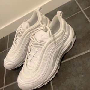 Nike air 97 - Ett par jätte fina Nike air 97, använda 2 gånger så är som nyskick. Om flera är intresserade blir det budgivning. Startpris 500kr, skriv privat för frågor! Köpare står för frakt 💕